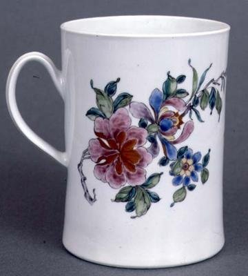 Worcester-kande af cylindrisk form dekoreret med en spray af stiliserede prunusbuske i famille rose palet, ca. 1750-55 (keramik) af English School